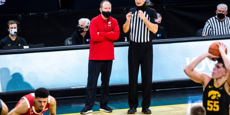 the-twitter-world-reacts-to-wisconsin-basketball's-controversial-loss-to-iowa