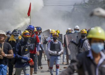 myanmar-security-forces-surround-hundreds-of-anti-coup-protesters;-us-calls-for-withdrawal