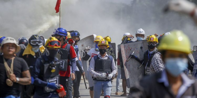 myanmar-security-forces-surround-hundreds-of-anti-coup-protesters;-us-calls-for-withdrawal