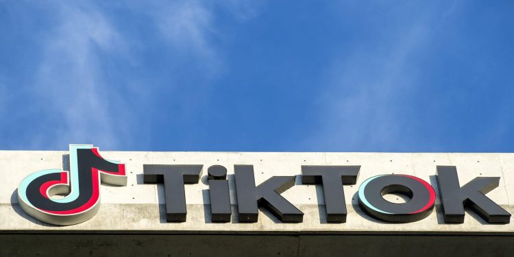 is-tiktok-a-threat-to-facebook-social-media-dominance