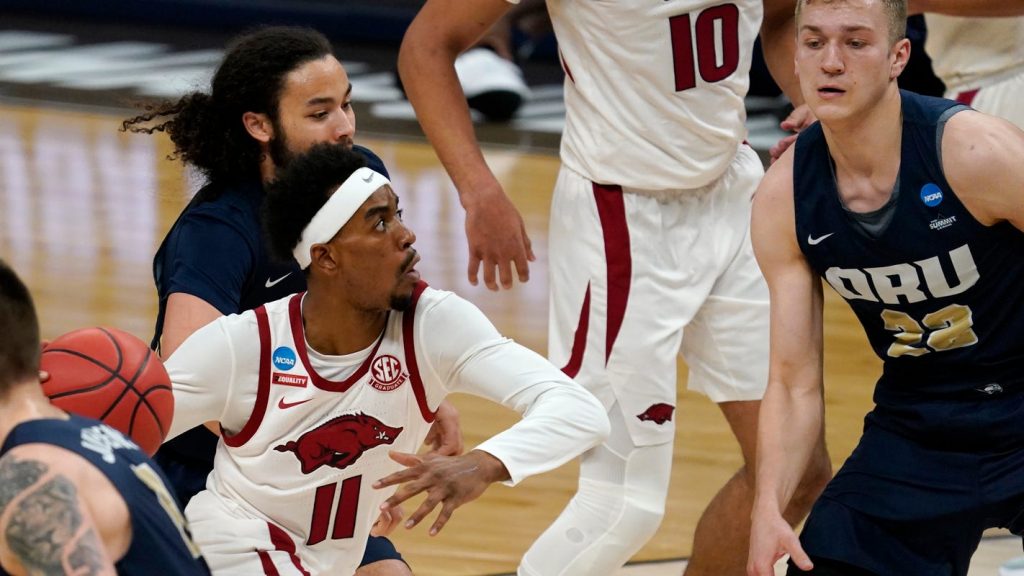 twitter-reacts-to-arkansas'-thrilling-win-to-end-oral-roberts'-cinderella-run-in-march-madness