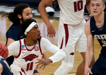 twitter-reacts-to-arkansas'-thrilling-win-to-end-oral-roberts'-cinderella-run-in-march-madness