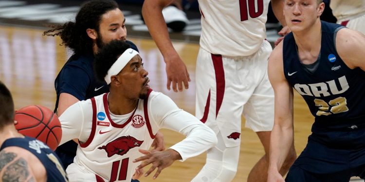 twitter-reacts-to-arkansas'-thrilling-win-to-end-oral-roberts'-cinderella-run-in-march-madness