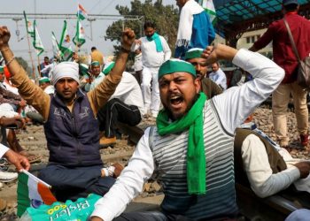 india's-attempt-to-police-whatsapp-and-twitter-sparks-pushback
