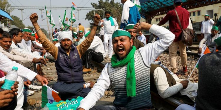 india's-attempt-to-police-whatsapp-and-twitter-sparks-pushback