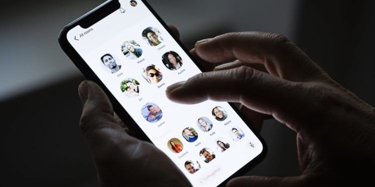 unsafe-for-kids?-what-you-should-know-about-the-new-clubhouse-app:-venn-+-5-live