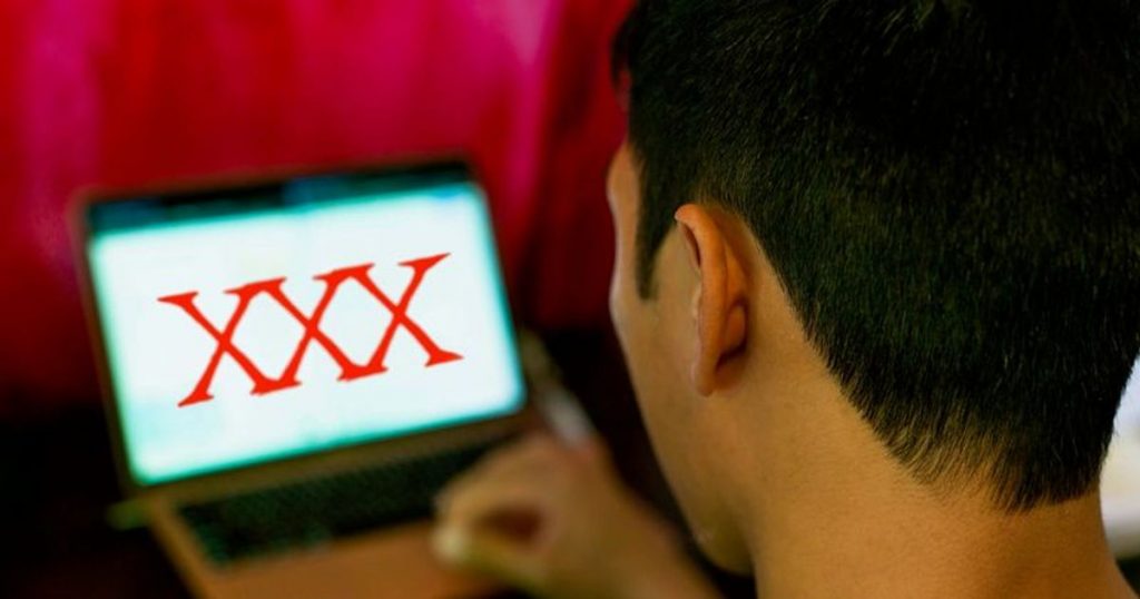 illinois-teacher-posts-sexually-explicit-video-of-herself-having-sex-on-snapchat-and-students-watch-…