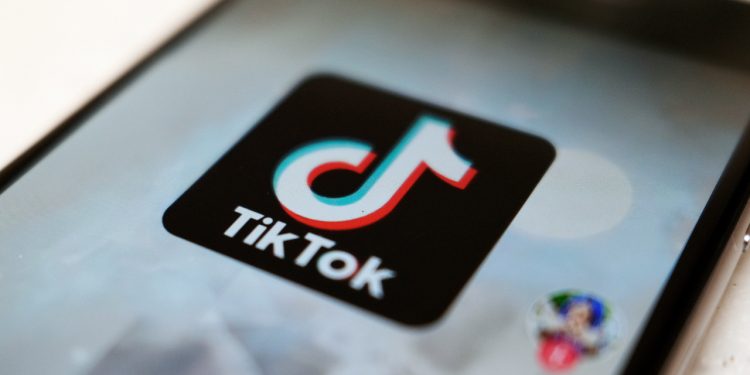 tiktok,-instagram-influencers-motivating-teen-spending-on-clothing-brands-online