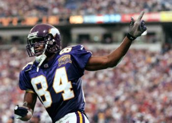 randy-moss-gifts-killer-mike-autographed-vikings-jersey-after-twitter-exchange