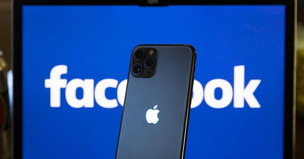 apple's-ceo-equates-facebook-to-digital-peeping-toms,-changing-our-behavior