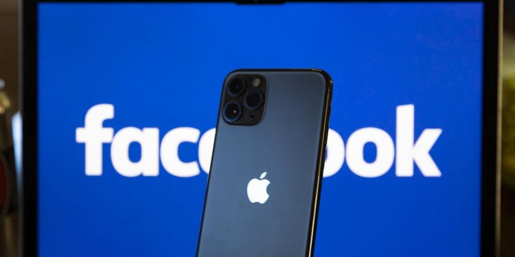 apple's-ceo-equates-facebook-to-digital-peeping-toms,-changing-our-behavior