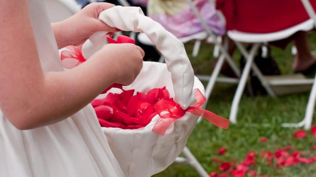 bride-asks-facebook-if-it's-ok-to-make-9-year-old-don-shapewear-with-her-'snug'-dress