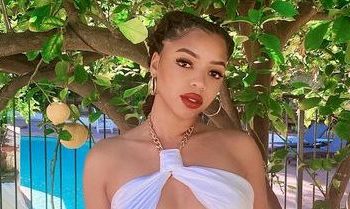 chloe-bailey-showed-off-her-toned-abs-in-a-bunch-of-new-instagram-photos