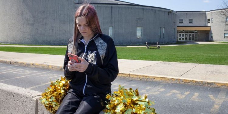 us-supreme-court-ponders-cheerleader's-profanity-in-free-speech-flap