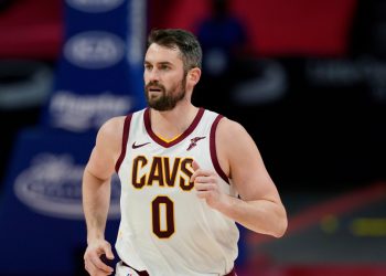 cavaliers'-kevin-love-made-a-bizarre-batted-inbound-attempt-and-twitter-went-in-on-him