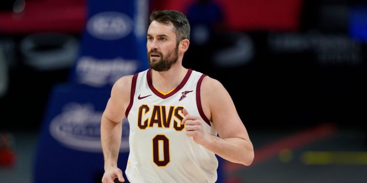 cavaliers'-kevin-love-made-a-bizarre-batted-inbound-attempt-and-twitter-went-in-on-him