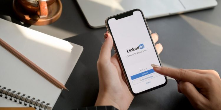 how-law-firms-can-reach-potential-clients-with-content-on-linkedin