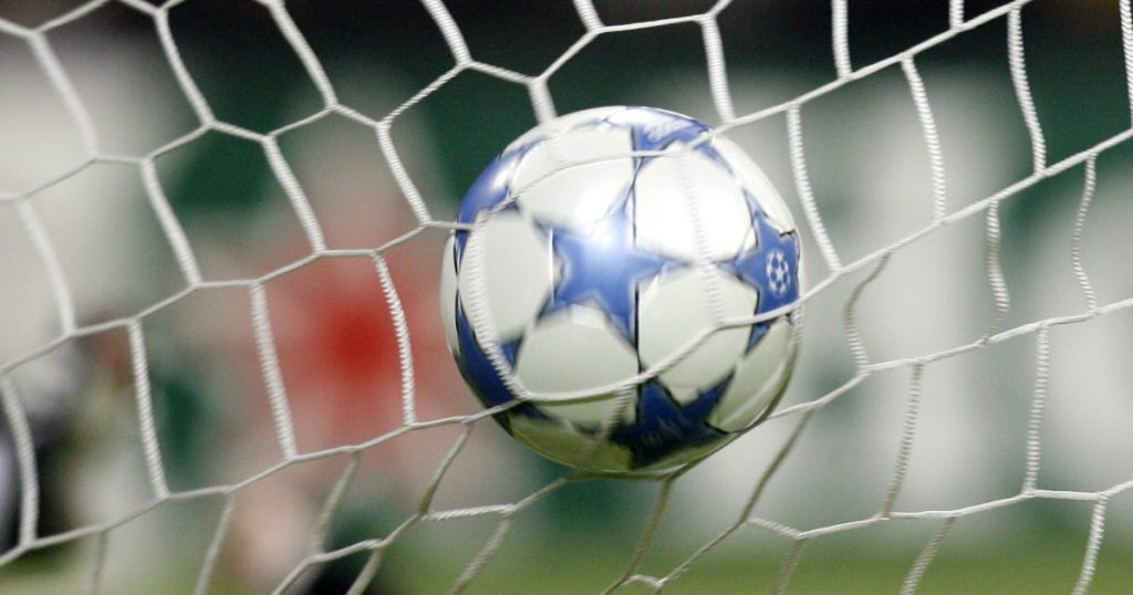 female-lee's-summit-soccer-coach-accused-of-sending-lingerie-photos-to-male-student