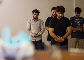 india:-doctors-use-whatsapp-to-help-stranded-locals
