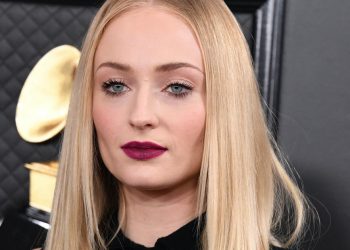 sophie-turner-mother's-day-2021-instagram-showed-off-a-very-fitting-ring