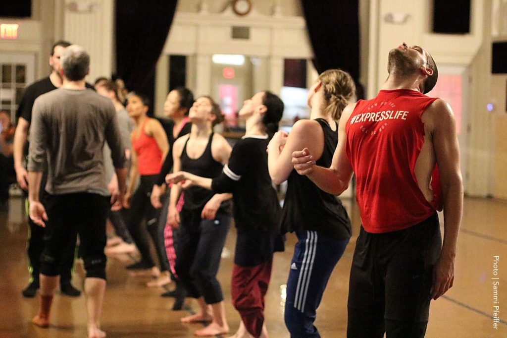 intimate-glance-–-live-with-the-koresh-dancers