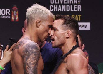 twitter-reacts-to-charles-oliveira's-title-winning-tko-of-michael-chandler-at-ufc-262