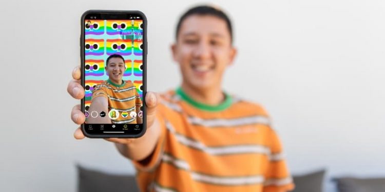 brendan-pang-shows-us-snapchat-lenses-in-time-for-idahobit-day
