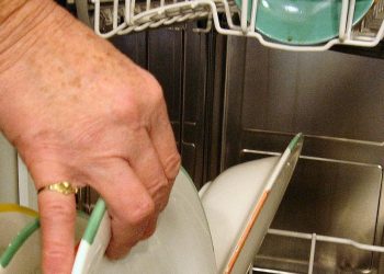 cheeky-instagram-hack-shows-how-to-get-dry-plates-right-from-the-dishwasher