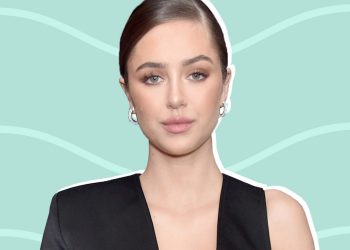 model-delilah-hamlin-shares-photo-of-'painful'-scoliosis-on-instagram