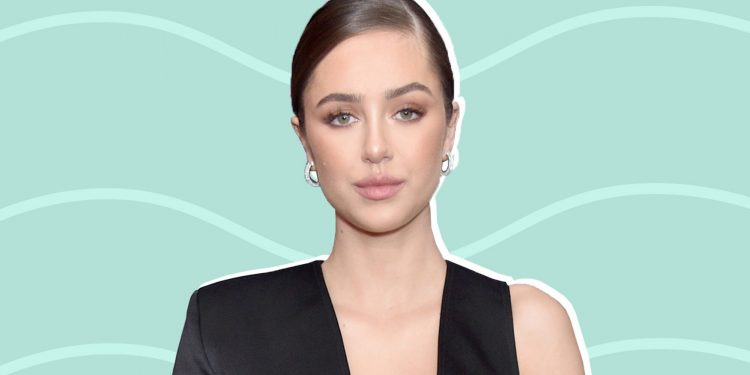 model-delilah-hamlin-shares-photo-of-'painful'-scoliosis-on-instagram