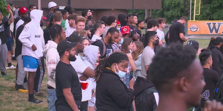 youtube-star-attracts-crowd-of-hundreds-to-west-hartford-park
