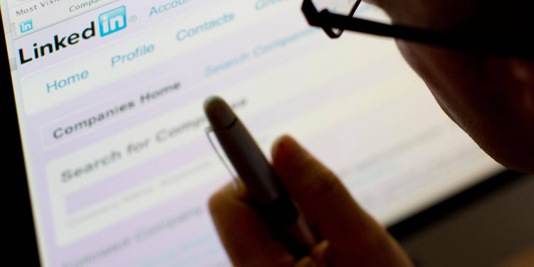 man-finds-woman-on-linkedin,-returns-her-'lost-laptop'