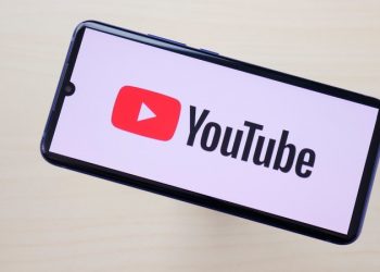 youtube-is-testing-a-floating-comment-bar-on-landscape-videos-and-we're-here-for-it