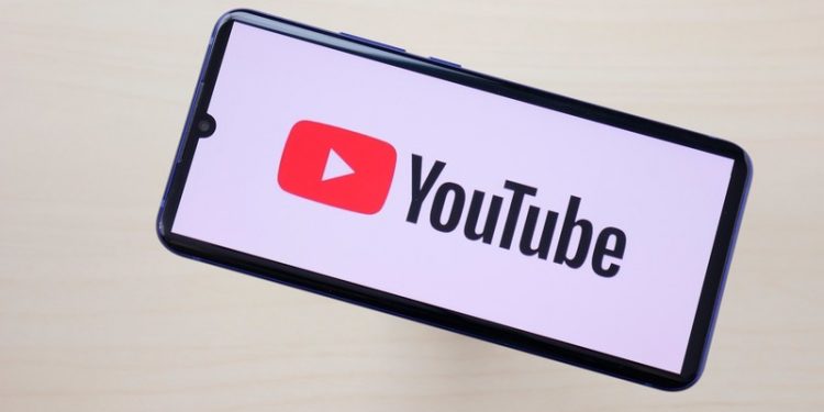 youtube-is-testing-a-floating-comment-bar-on-landscape-videos-and-we're-here-for-it