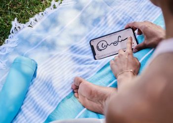 cathie-wood-sells-$26m-in-docusign-days-after-spelling-bull-case,-also-sheds-$6m-in-snapchat