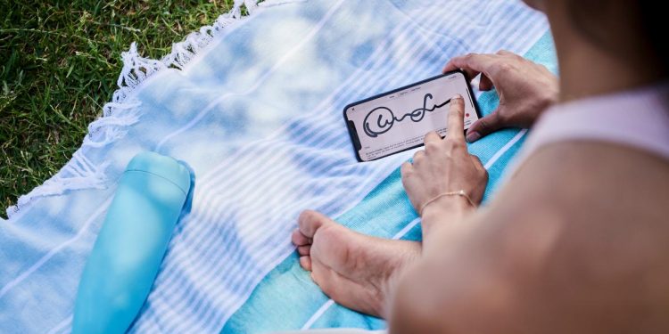 cathie-wood-sells-$26m-in-docusign-days-after-spelling-bull-case,-also-sheds-$6m-in-snapchat