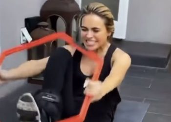 chrishell-stause,-39,-crushes-an-intense-ab-workout-in-her-latest-instagram-story