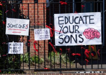 school-boys-share-'nudes'-on-whatsapp-and-snapchat-says-ofsted