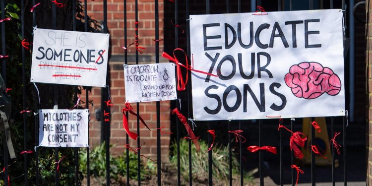 school-boys-share-'nudes'-on-whatsapp-and-snapchat-says-ofsted