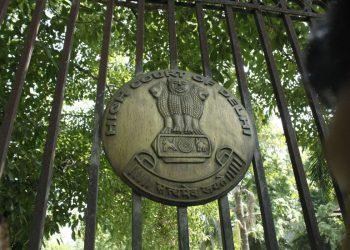 delhi-high-court-takes-suo-motu-cognizance-on-whatsapp-images-of-people-flouting-covid-19-norms