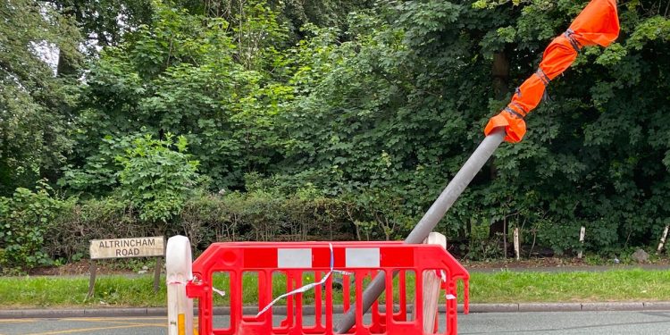driver-flees-after-ploughing-into-traffic-light-in-wythenshawe