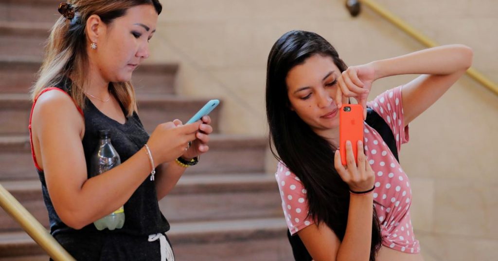 economists-know-how-to-break-your-phone-addiction