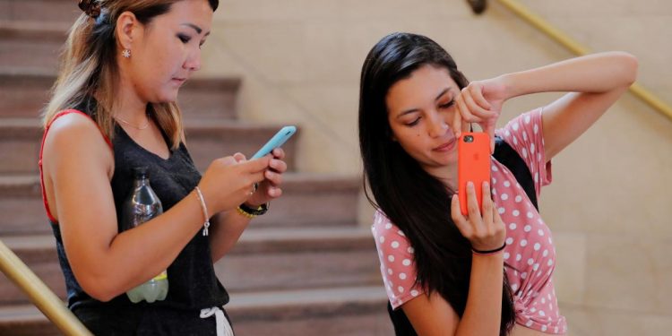 economists-know-how-to-break-your-phone-addiction