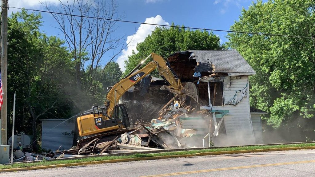 damaged-house-on-main-street-demolished