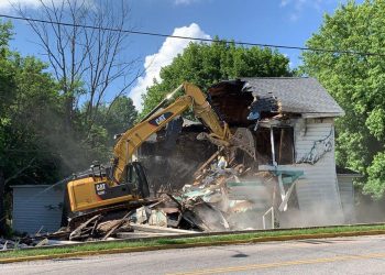 damaged-house-on-main-street-demolished