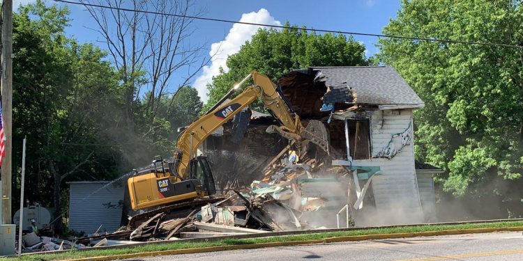 damaged-house-on-main-street-demolished
