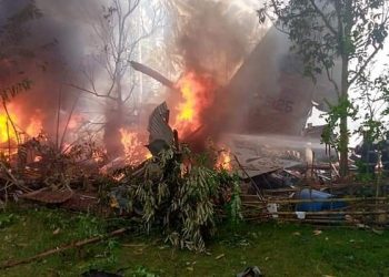 military-plane-carrying-85-people-crashes-in-southern-philippines;-40-rescued