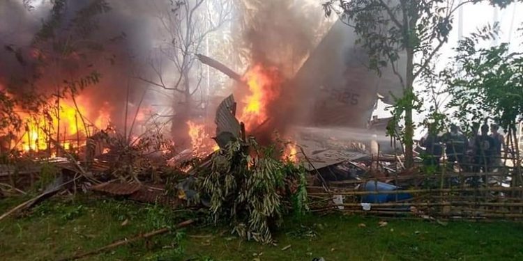 military-plane-carrying-85-people-crashes-in-southern-philippines;-40-rescued