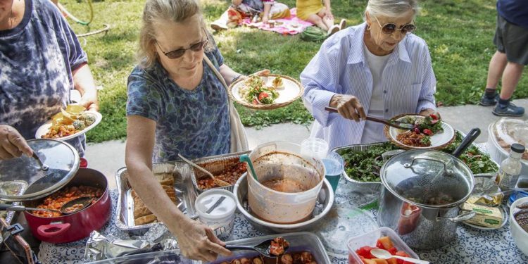 potluck-at-the-park-brings-eating-through-the-pandemic-facebook-friends-together-in-real-life