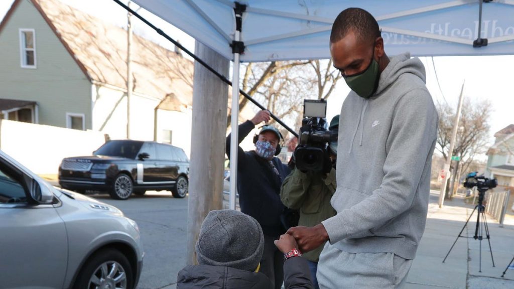 twitter-thread-gives-fans-a-chance-to-share-their-random-public-encounters-with-bucks-players-…